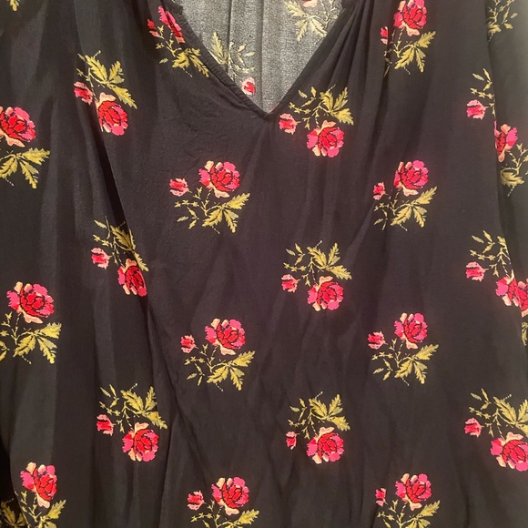 Old Navy rosebud 🌹peasant blouse - Picture 5 of 7